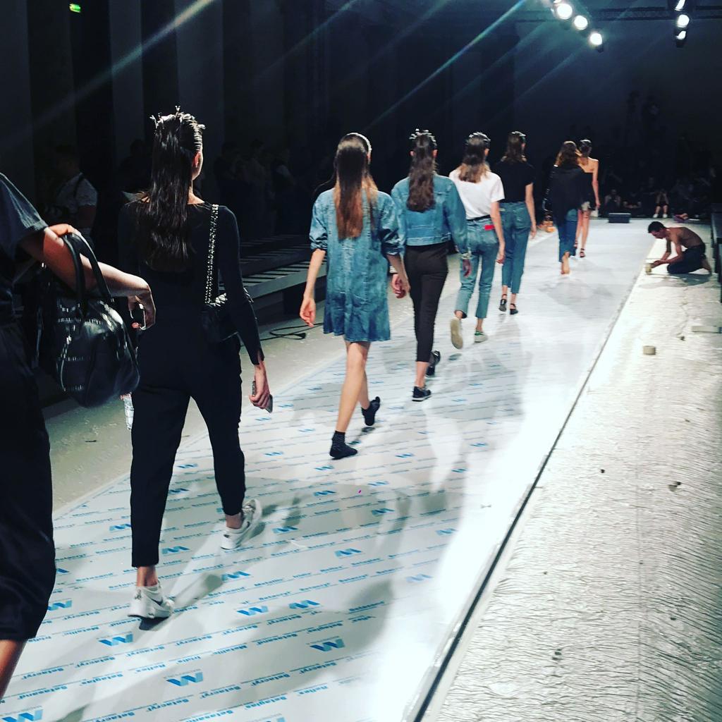 Mannequins répétant leur passage sur le podium encore protégé