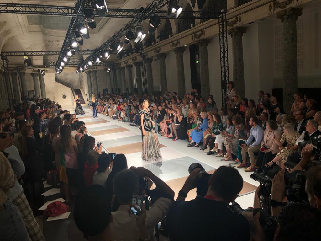 Défilé Ziad Nakad avec mannequins, invités et photographes