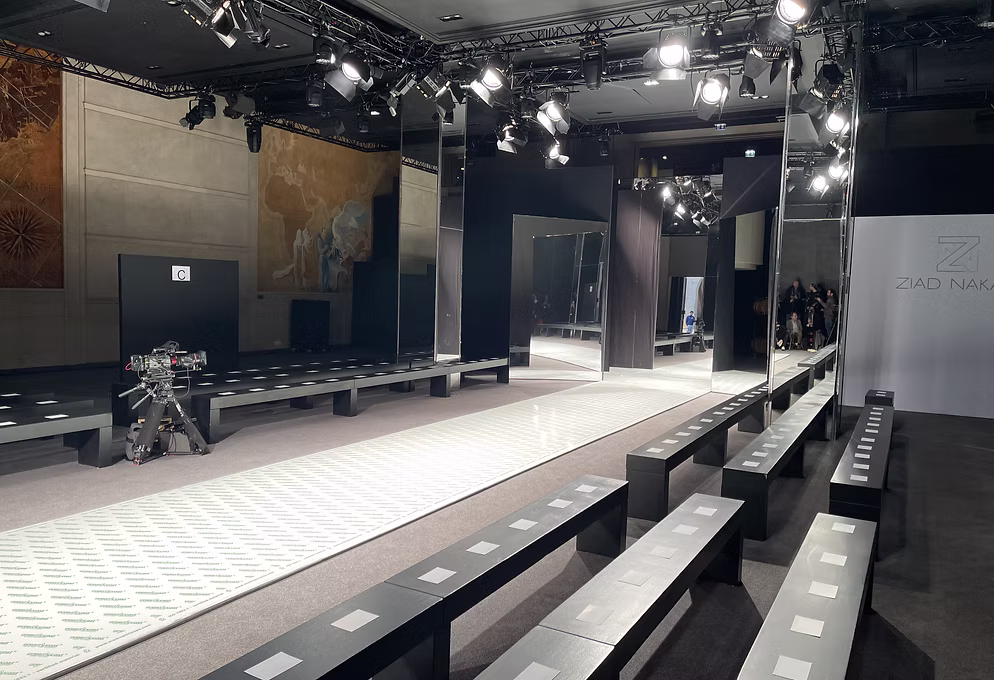 Podium avec panneaux miroirs, sièges et éclairage suspendu